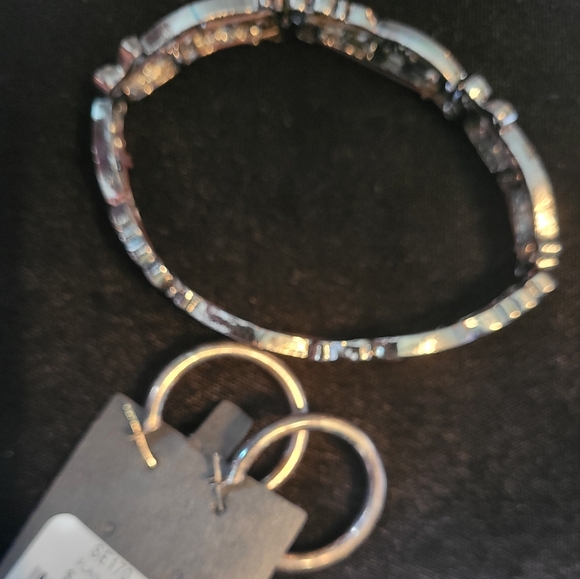 Bracelet&Earrings Costume Jewelry,Earrings never worn,purchased set w/ necklace. - Picture 3 of 6